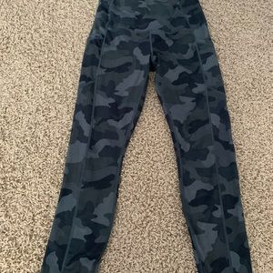 Camouflage Yogalicious Cropped Leggings